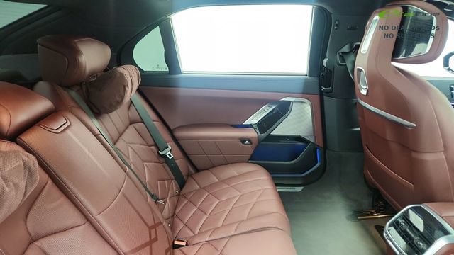 Used 2025 BMW i7 eDrive50 w/ M Sport Package RWD image 25