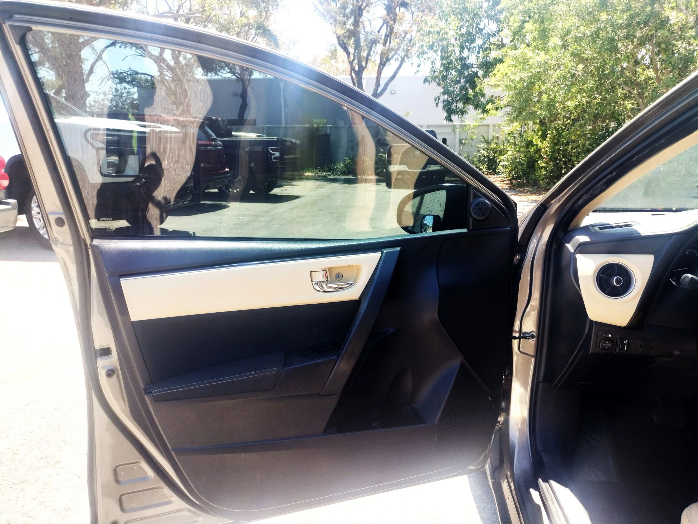 Used 2017 Toyota Corolla LE image 9