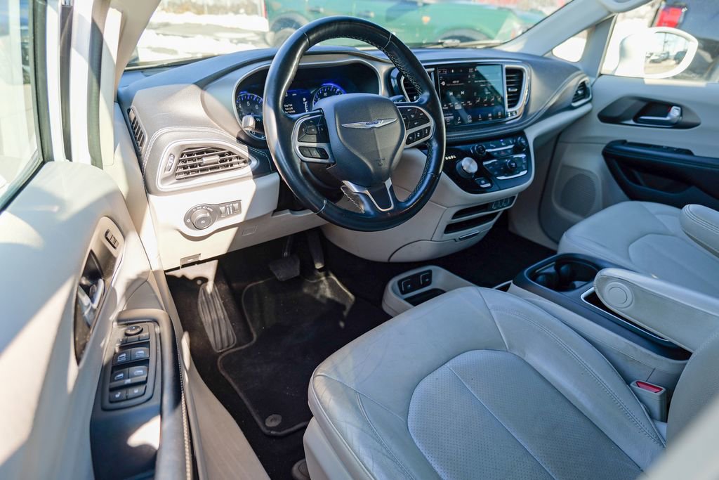 Used 2021 Chrysler Pacifica Touring-L image 15