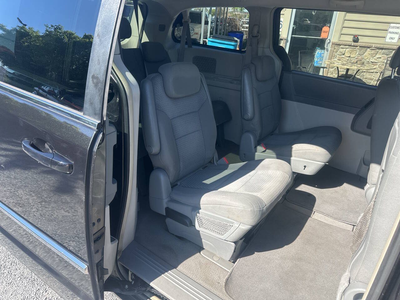 Used 2010 Chrysler Town & Country Touring FWD image 13