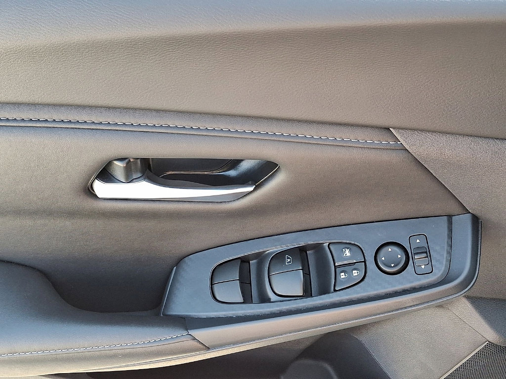 Used 2025 Nissan Sentra SV w/ Trunk Package image 10