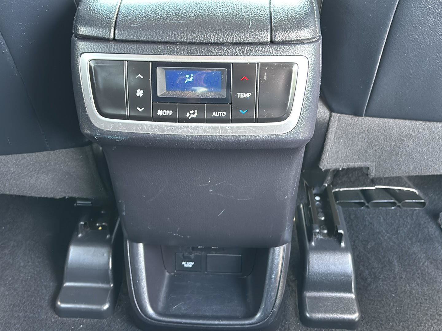 Used 2019 Toyota Highlander XLE AWD/4WD image 14