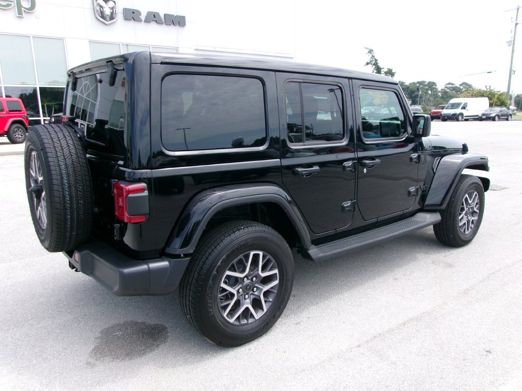 Used 2025 Jeep Wrangler Unlimited Sahara AWD/4WD image 3