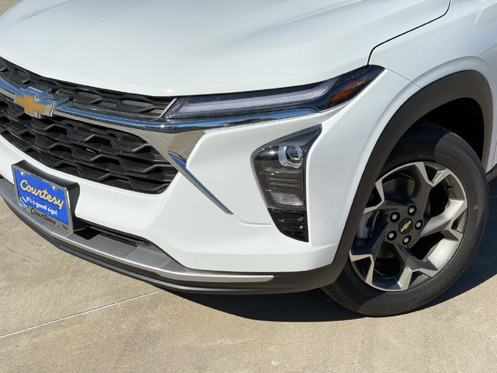 New 2026 Chevrolet Trax LT w/ Sunroof Package FWD image 3