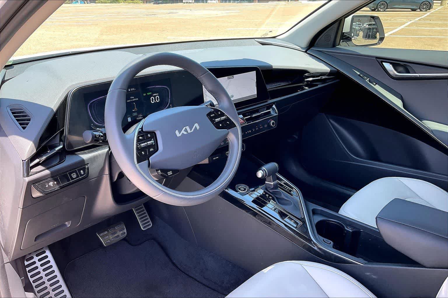 Certified 2023 Kia Niro EX Touring FWD image 2
