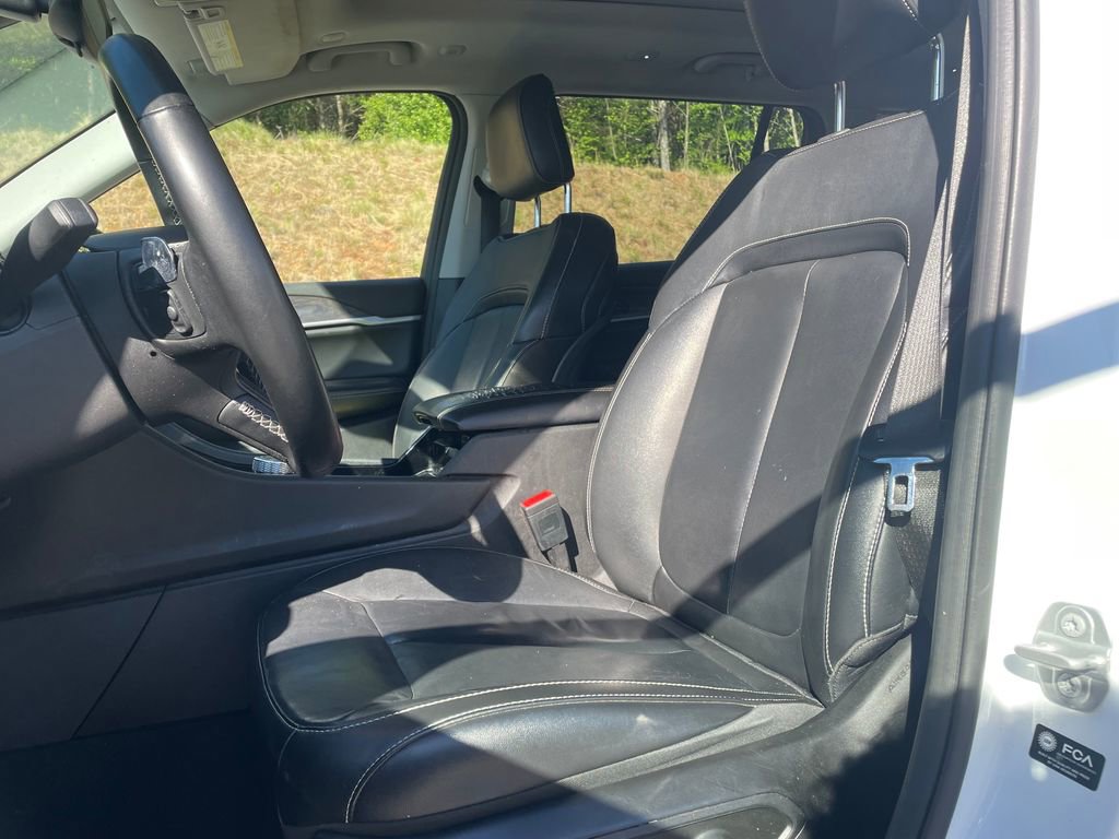 Used 2022 Jeep Grand Cherokee L Limited w/ Black Appearance Package image 11