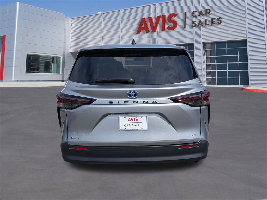 Used 2025 Toyota Sienna LE image 7
