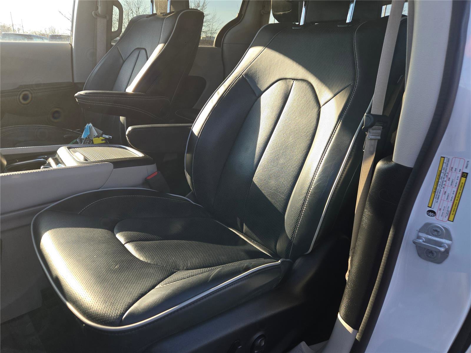 Used 2023 Chrysler Pacifica Limited w/ Uconnect Theater Family Group image 28