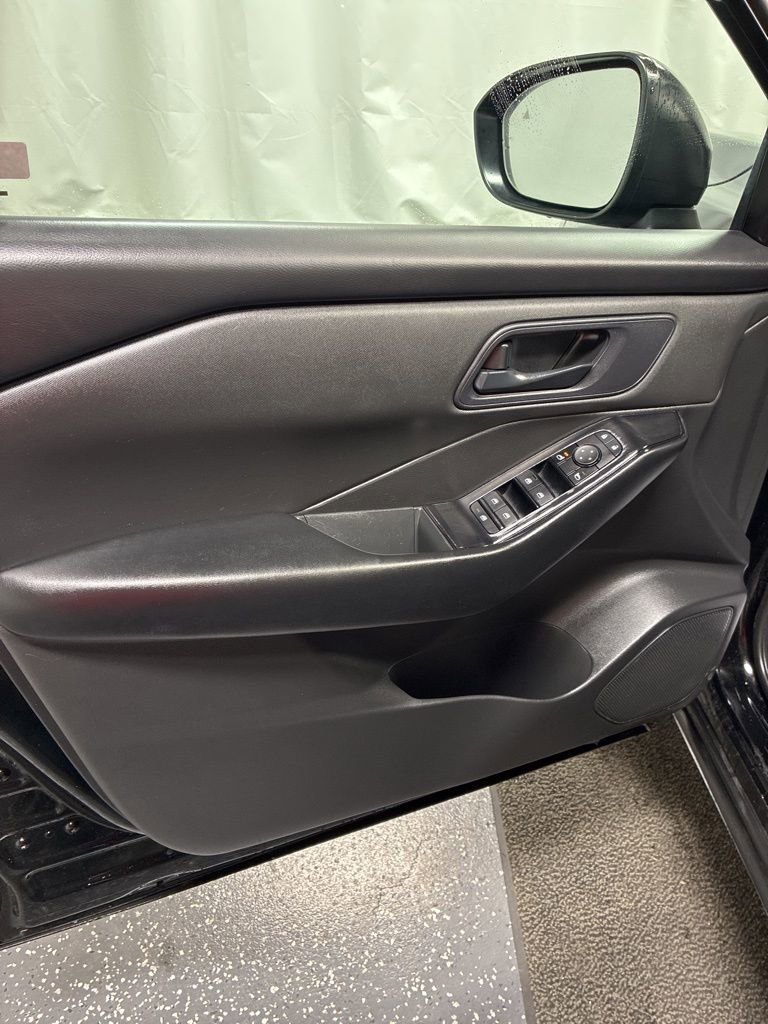 Used 2024 Nissan Rogue S image 11