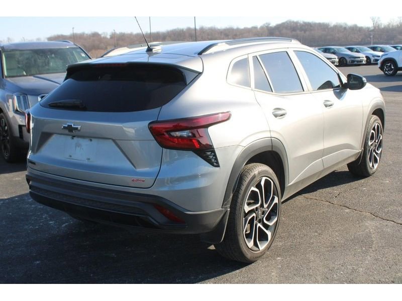 Used 2024 Chevrolet Trax RS w/ Sunroof Package image 3