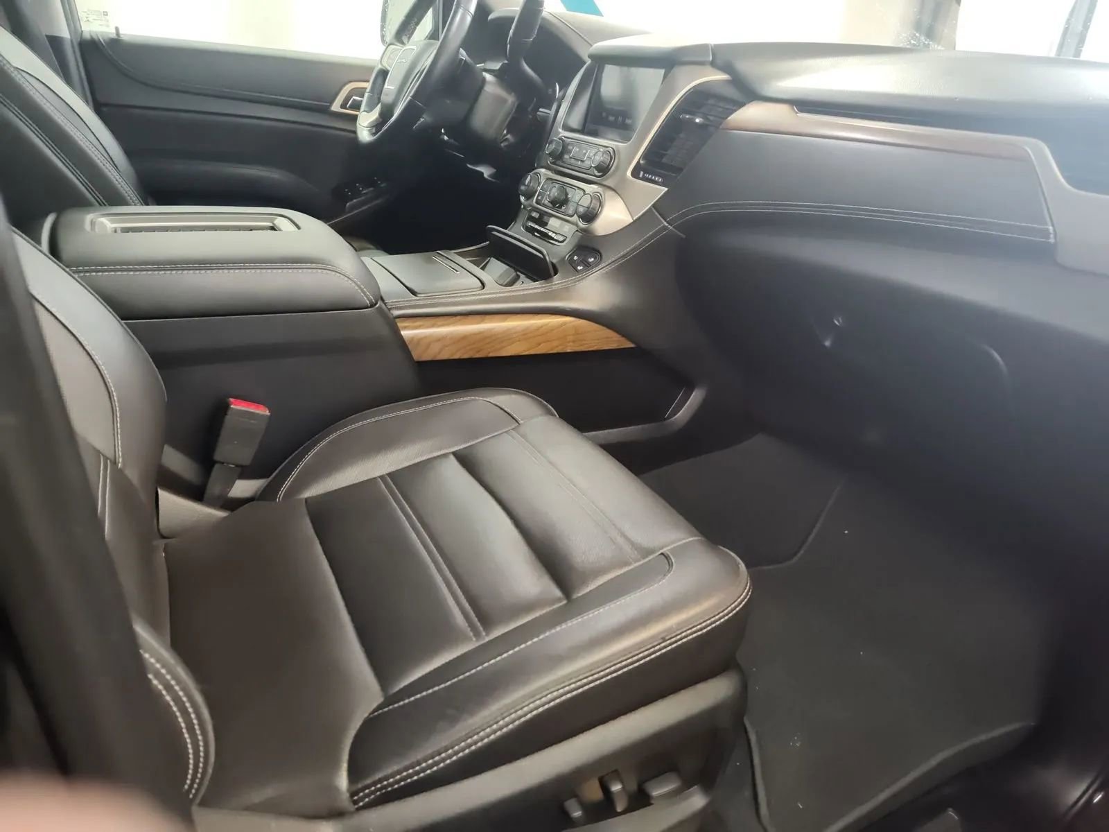 Used 2019 GMC Yukon Denali w/ Denali Ultimate Black Edition image 9