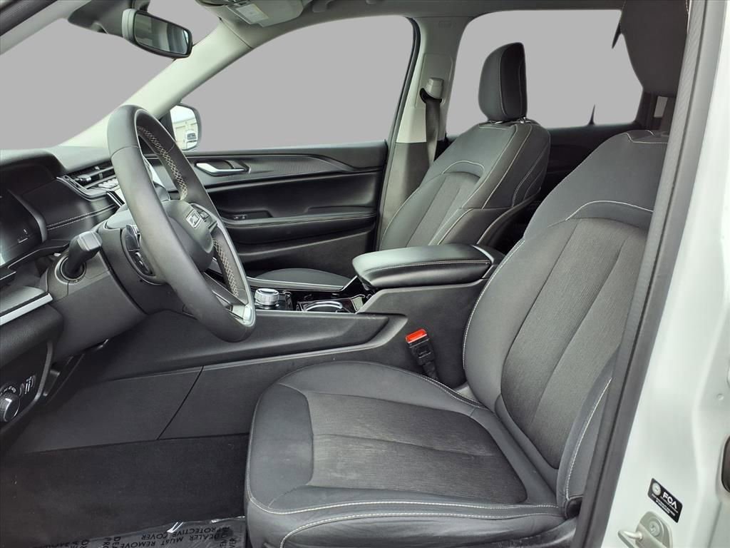 Used 2023 Jeep Grand Cherokee Laredo image 21