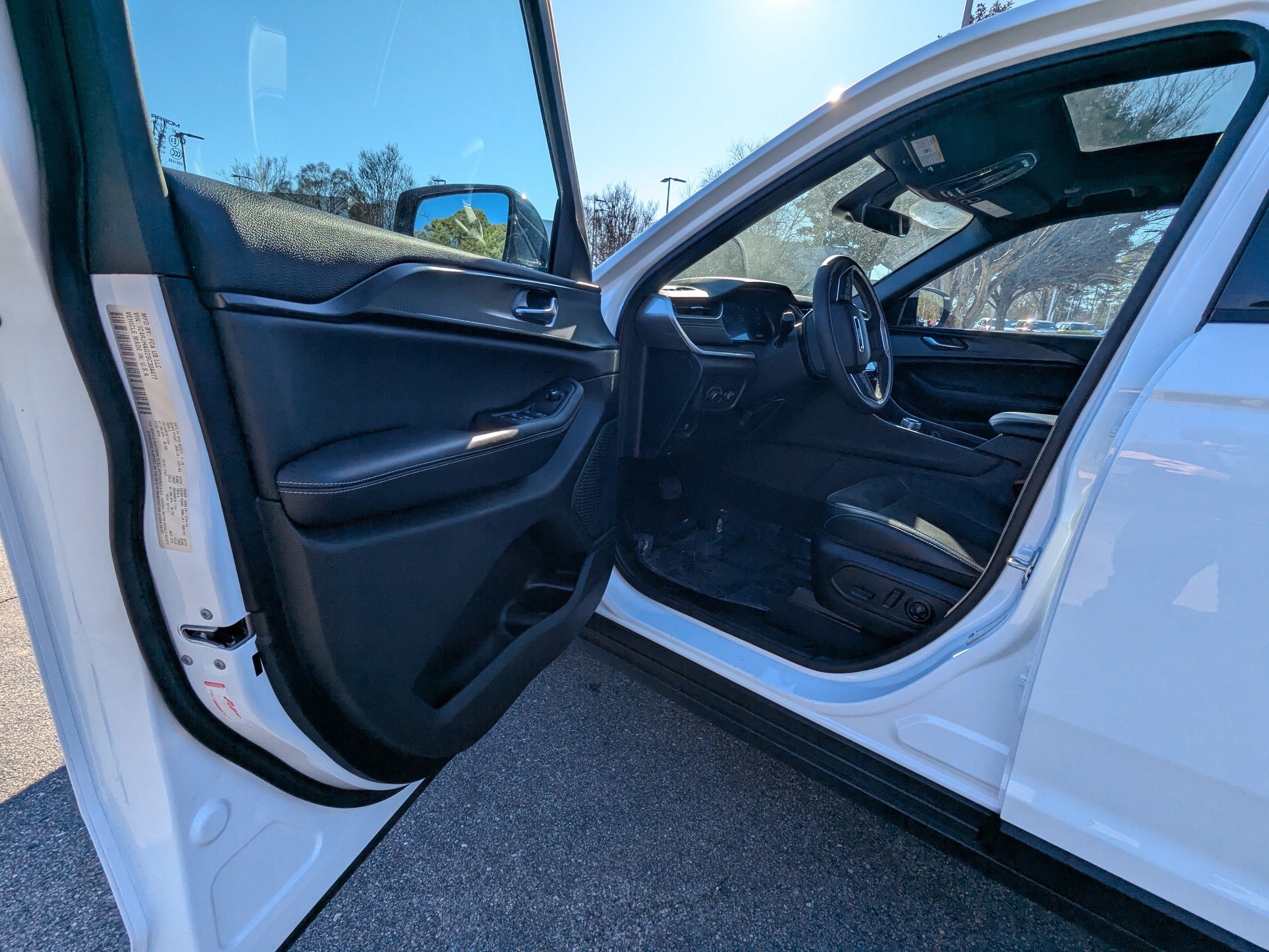 Used 2025 Jeep Grand Cherokee Altitude image 8