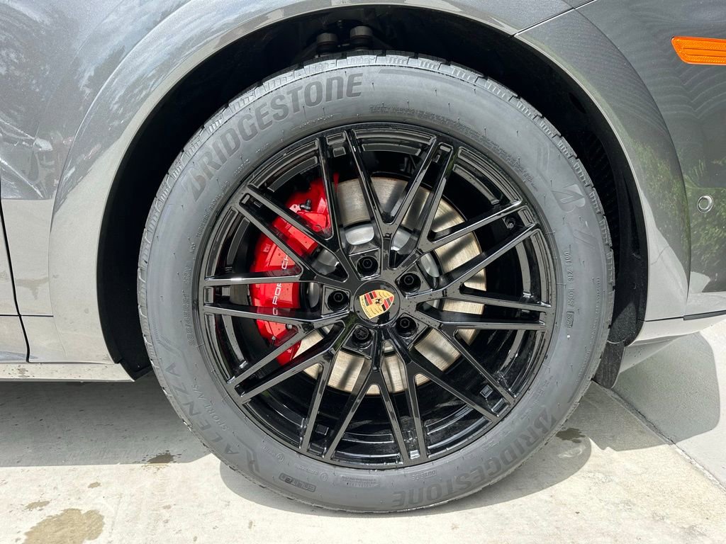 Used 2025 Porsche Cayenne GTS image 40