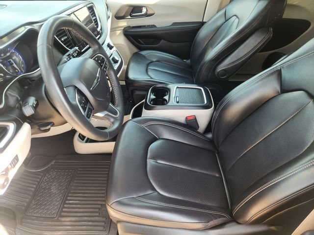 Used 2023 Chrysler Pacifica Touring-L FWD image 16