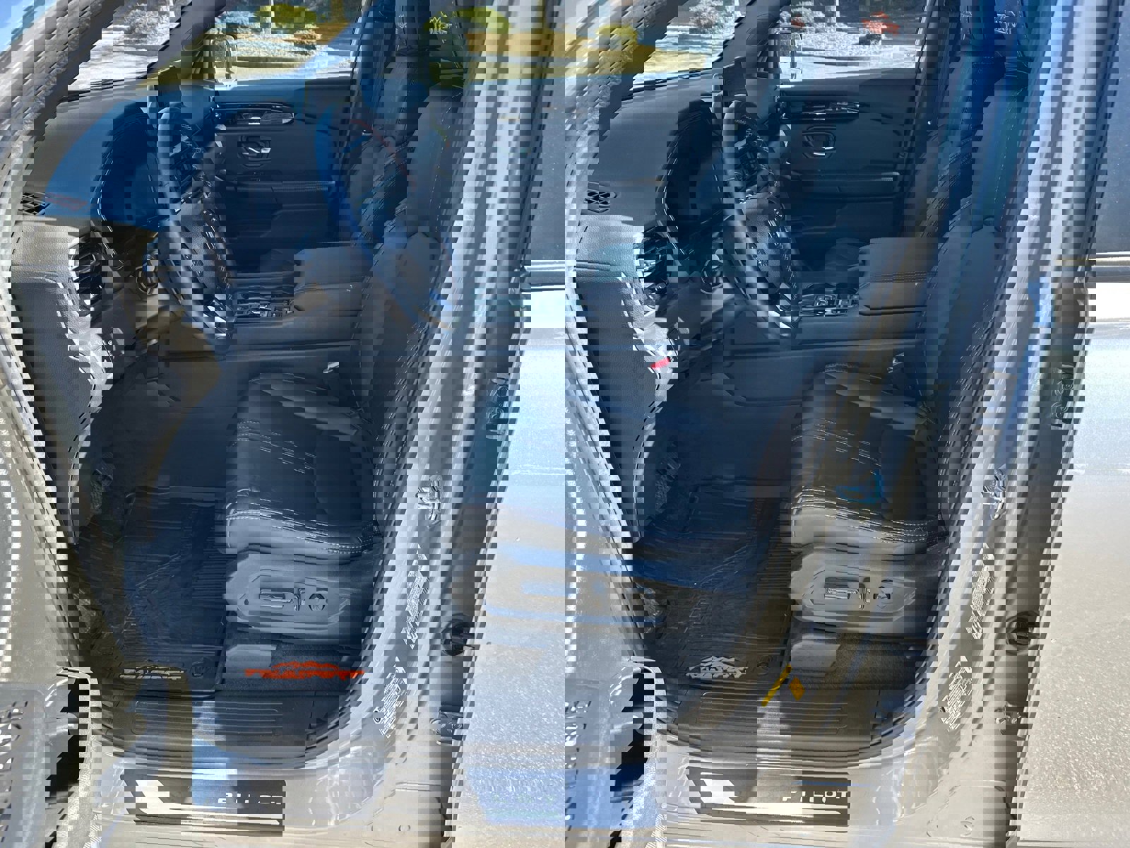 Used 2025 Honda Pilot TrailSport image 9