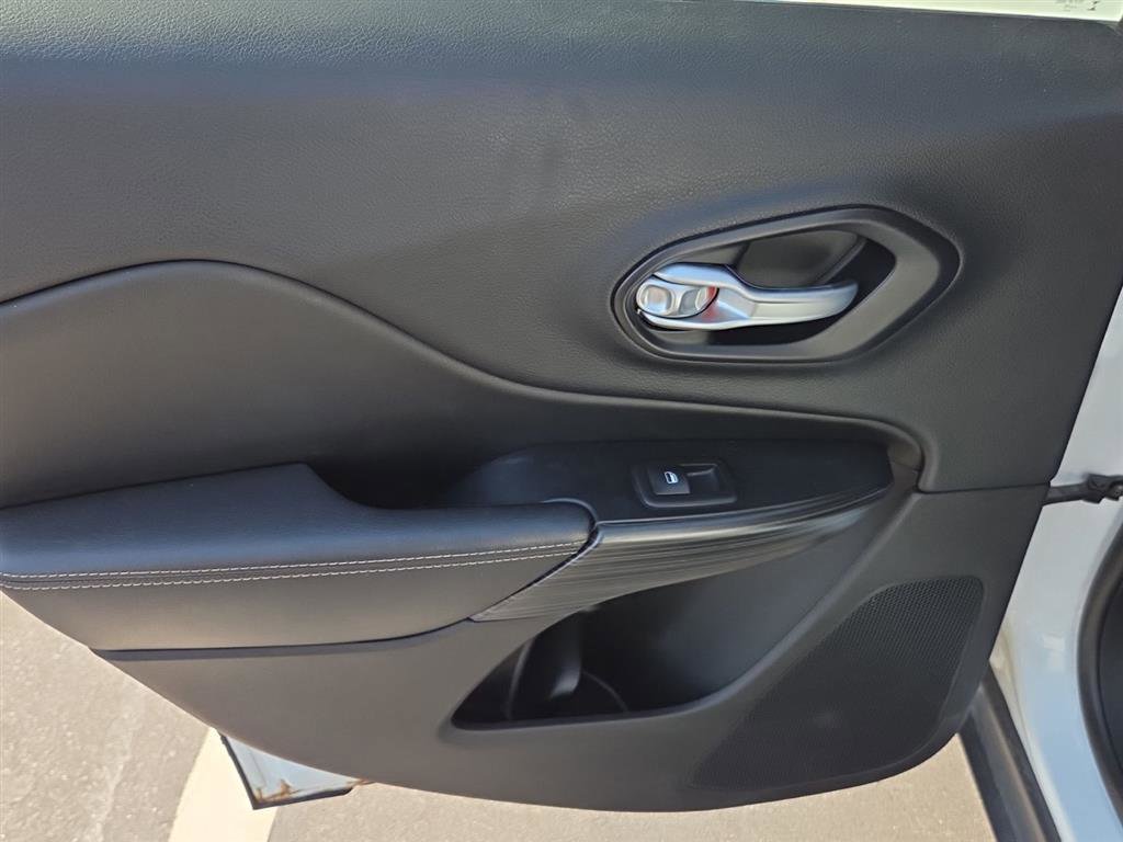 Used 2015 Jeep Cherokee Limited w/ Trailer Tow Group AWD/4WD image 6