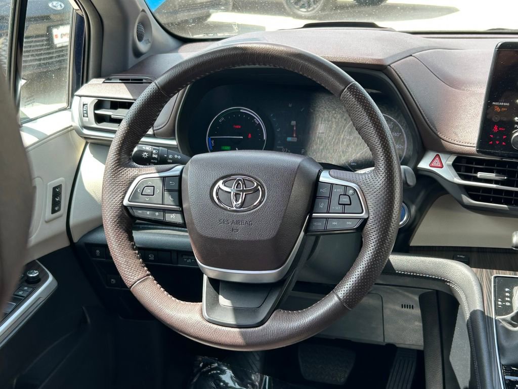 Used 2023 Toyota Sienna Platinum FWD image 47