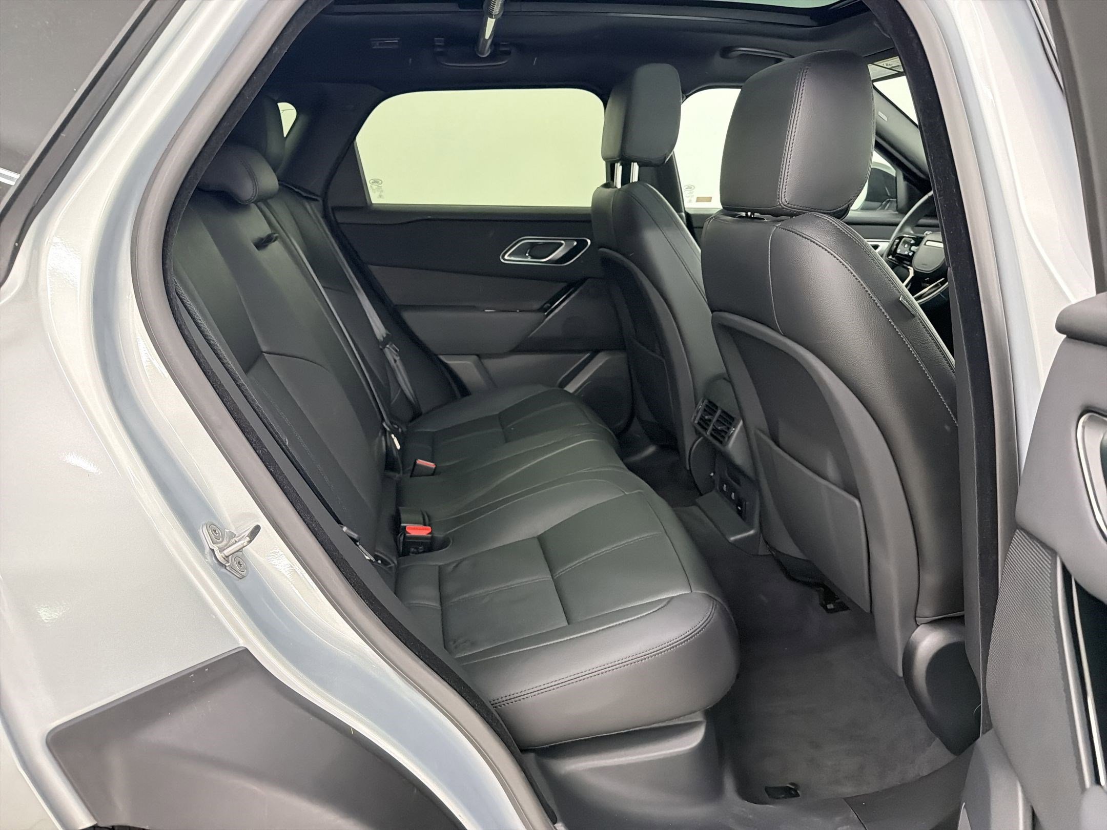 Certified 2025 Land Rover Range Rover Velar Dynamic SE AWD/4WD image 25