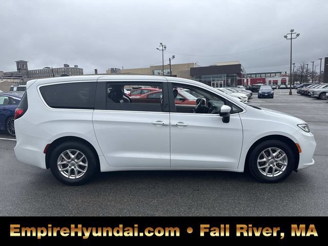 Used 2023 Chrysler Pacifica Touring-L image 3