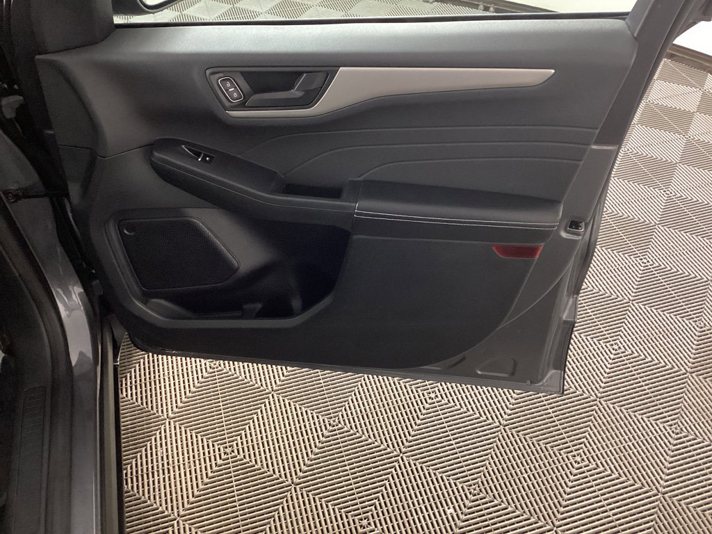 Used 2022 Ford Escape SE w/ Cold Weather Package image 9