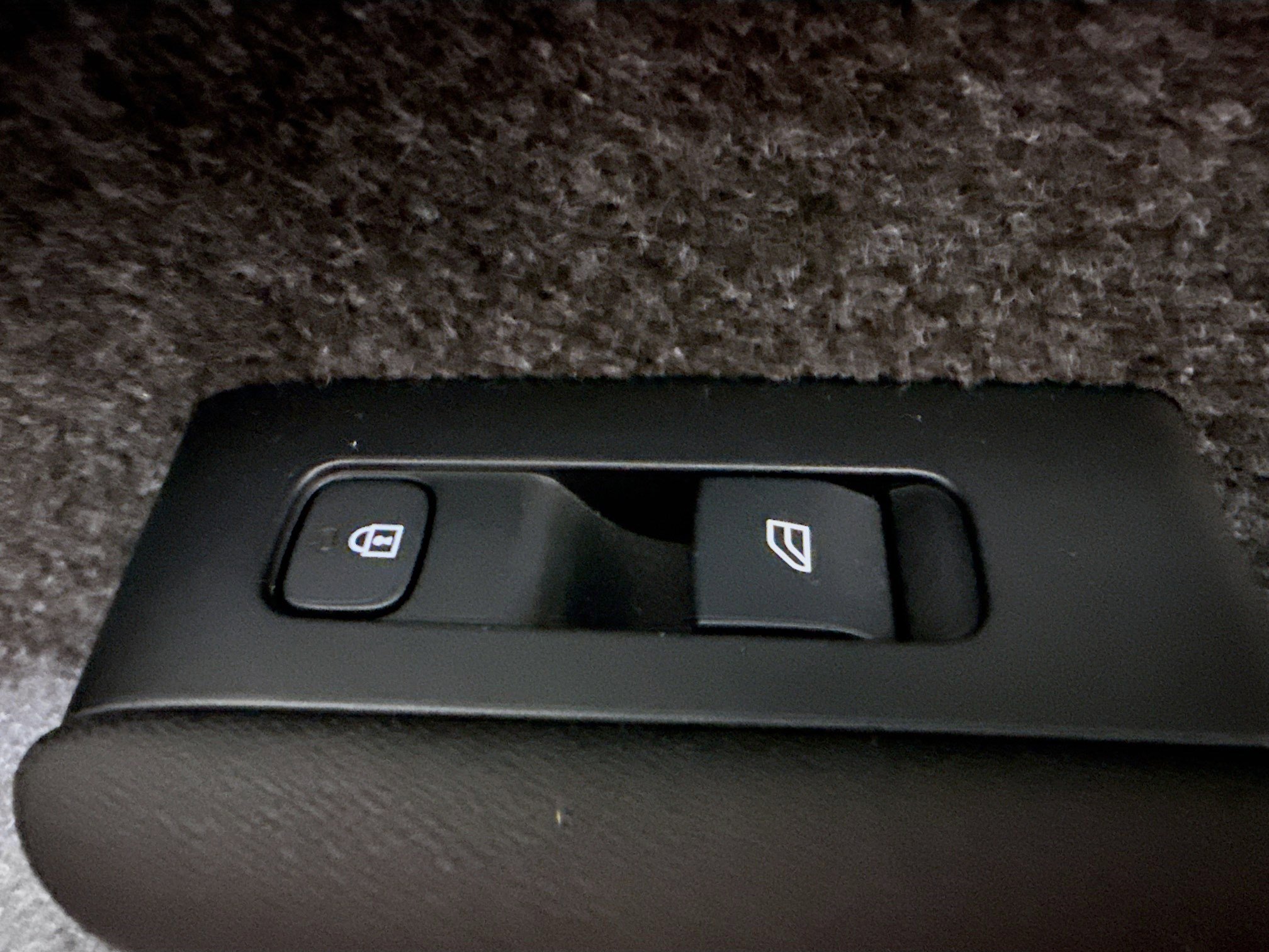 Used 2025 Volvo XC40 B5 Core image 31