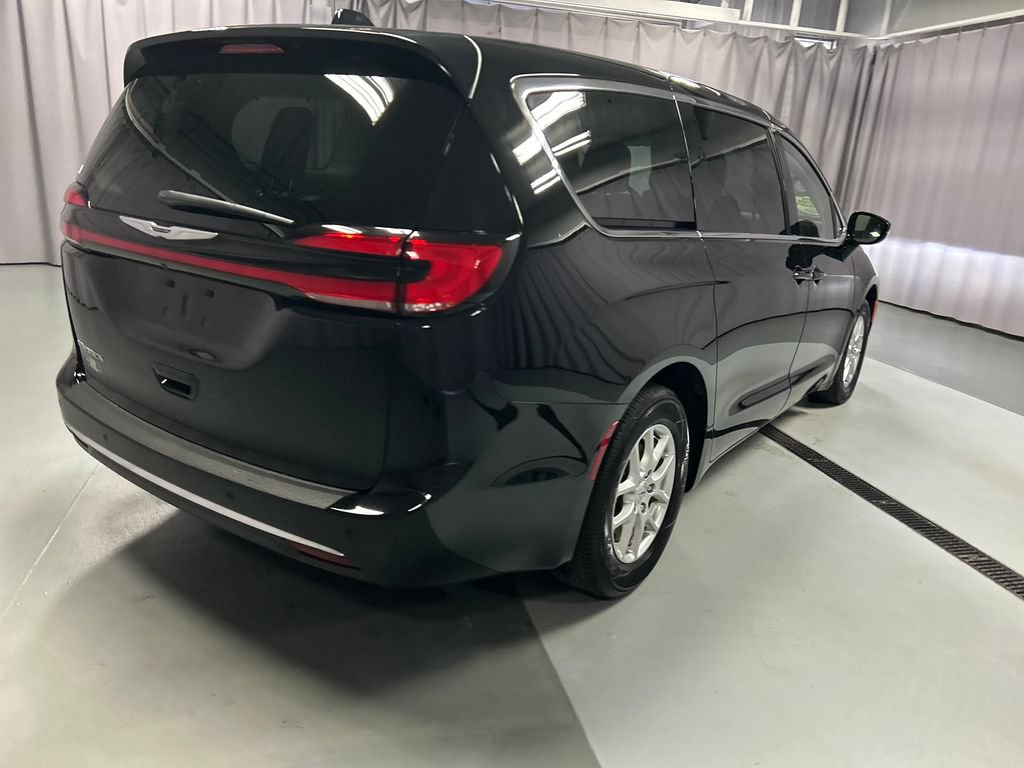Used 2024 Chrysler Pacifica Touring-L w/ Uconnect Theater Family Group FWD image 7