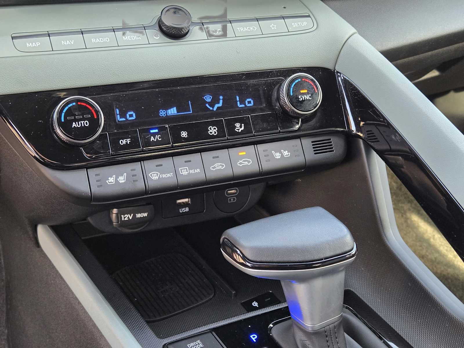 Used 2025 Hyundai Elantra Limited image 29