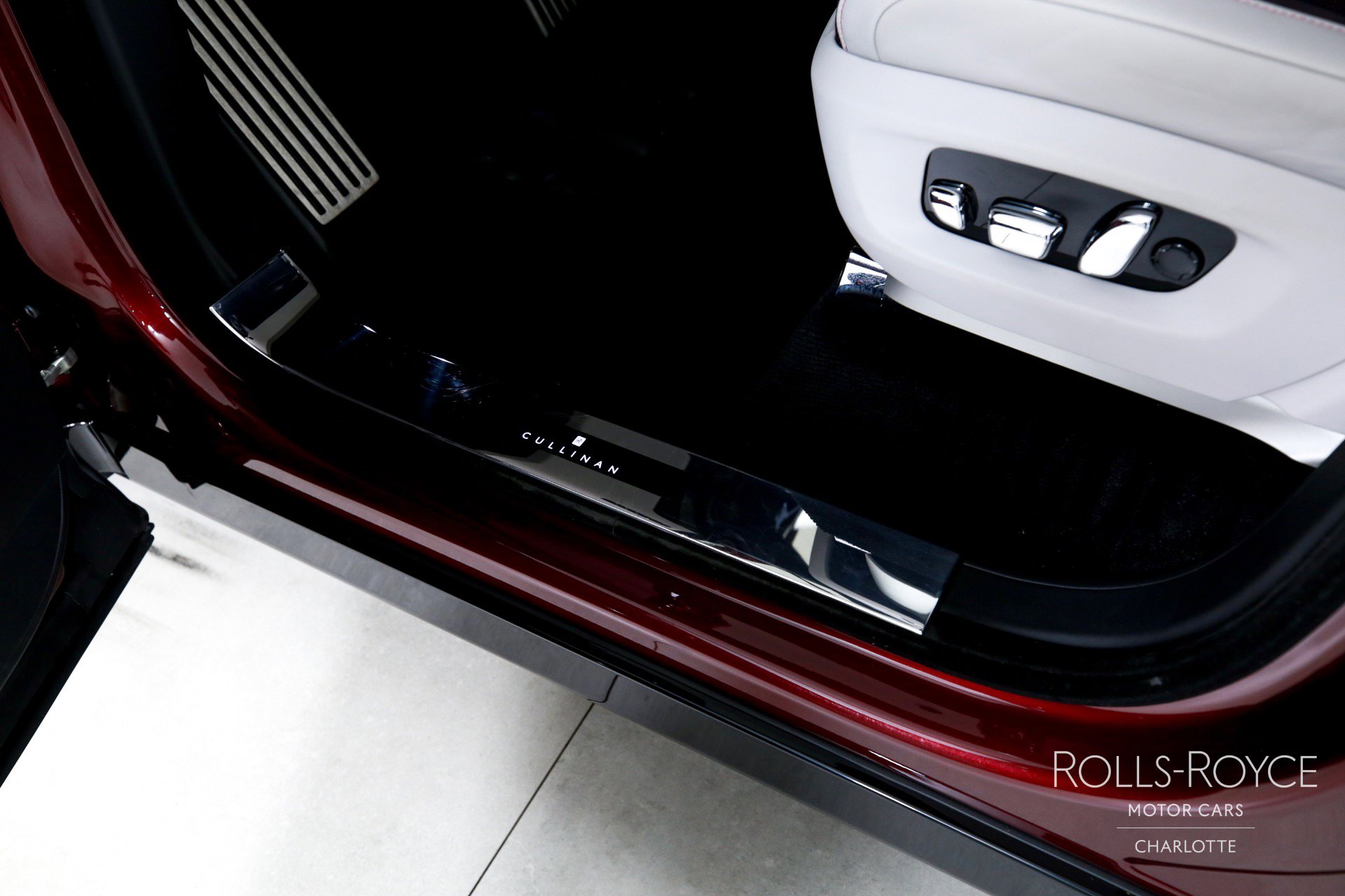 Certified 2025 Rolls-Royce Cullinan AWD/4WD image 16