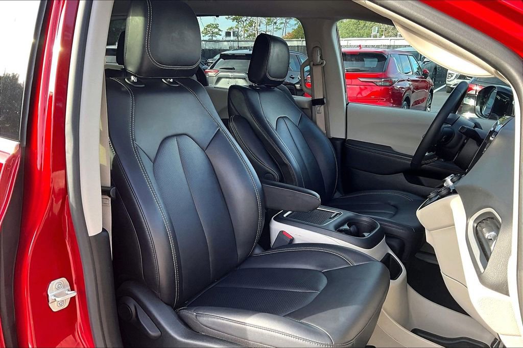 Used 2024 Chrysler Pacifica Touring-L image 29