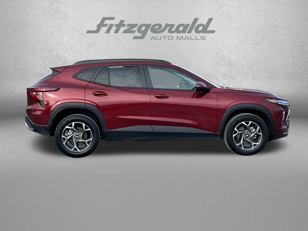 Used 2025 Chevrolet Trax LT image 3
