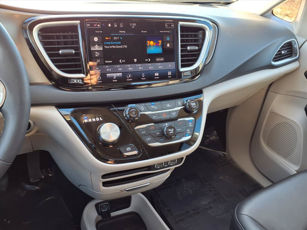 Used 2024 Chrysler Pacifica Touring-L image 5