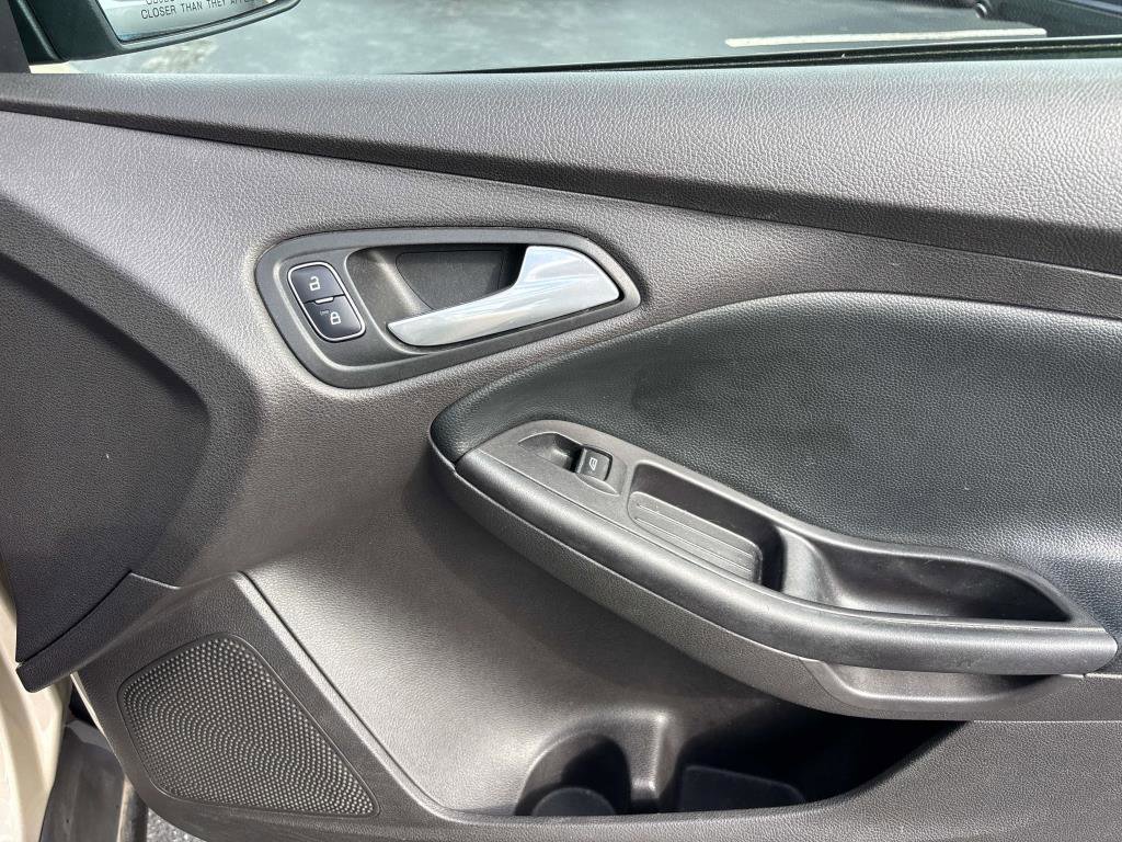 Used 2018 Ford Focus SE w/ SE Appearance Package image 13