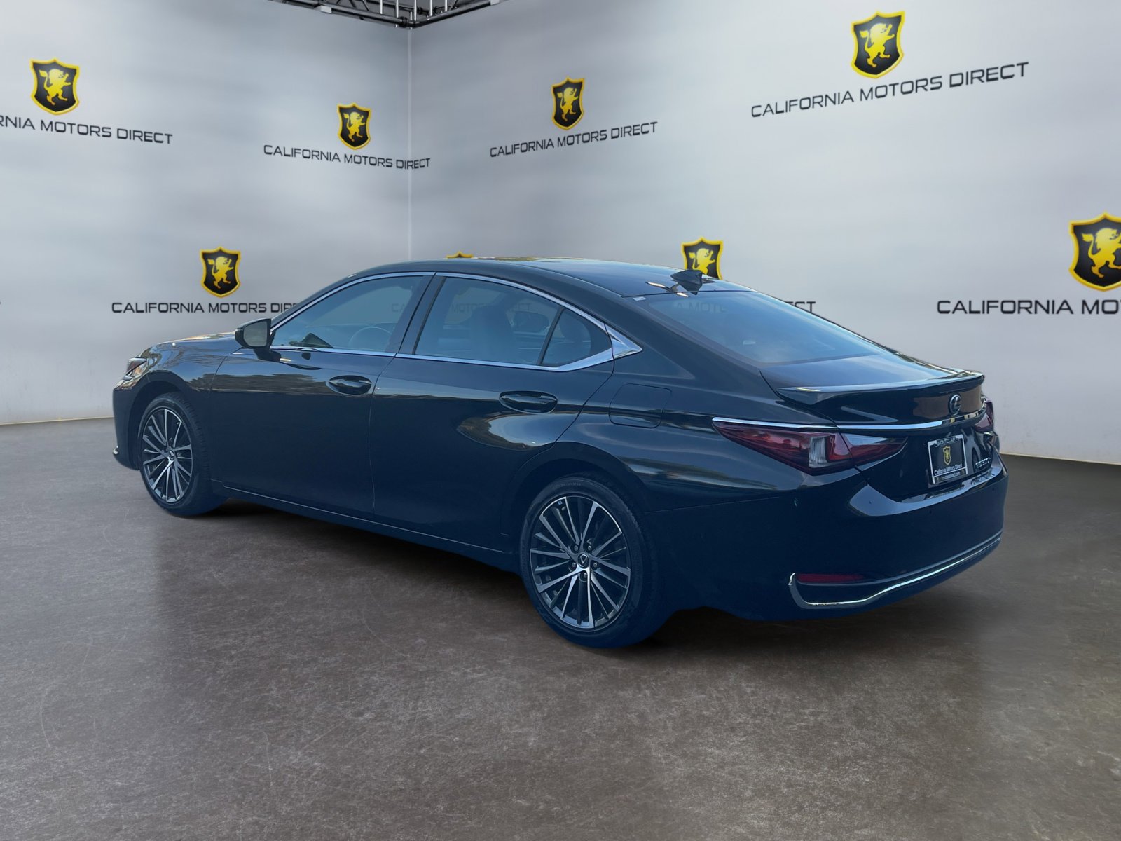Used 2023 Lexus ES 300h w/ Premium Package image 3