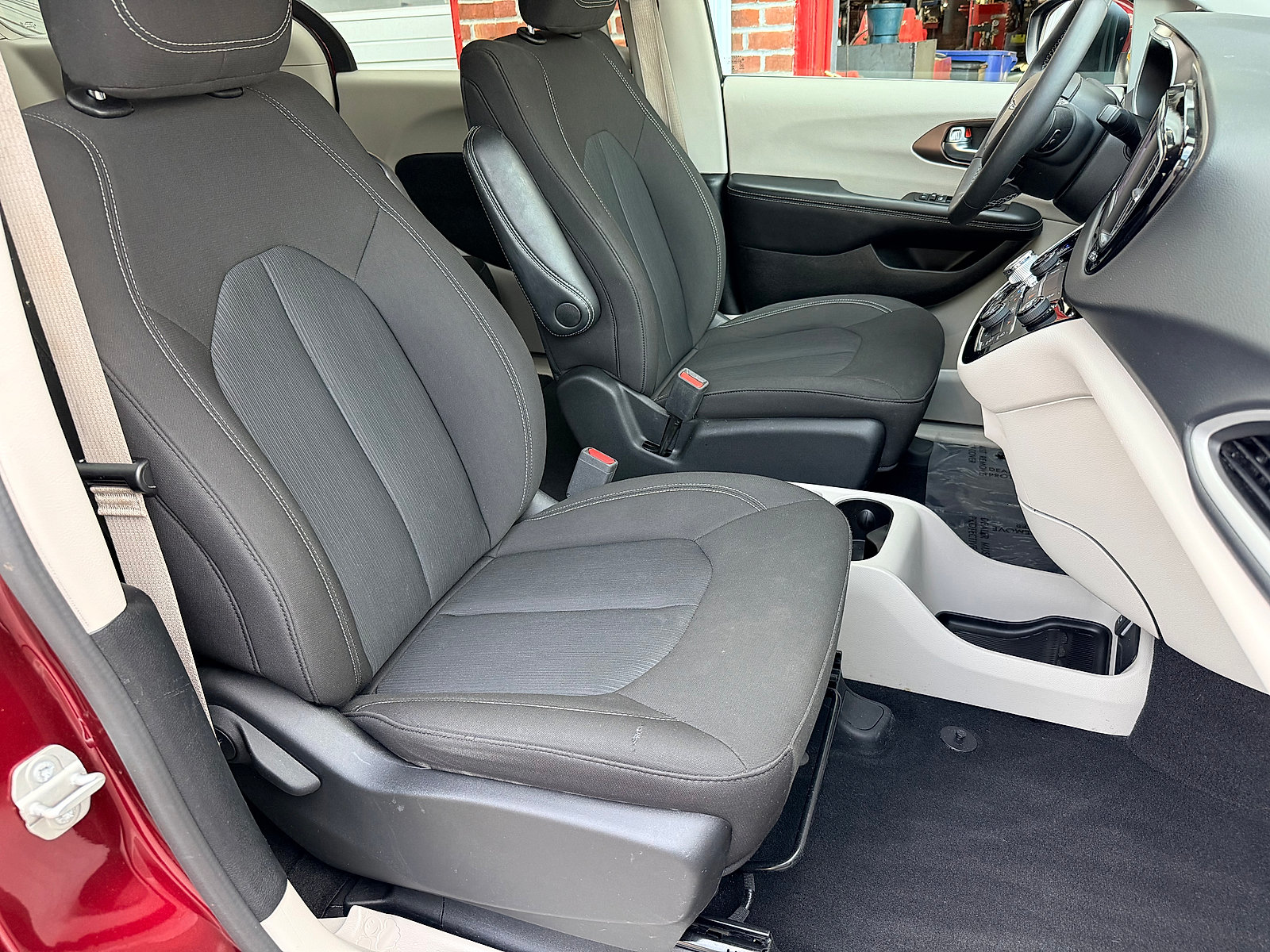 Used 2023 Chrysler Voyager LX FWD image 38