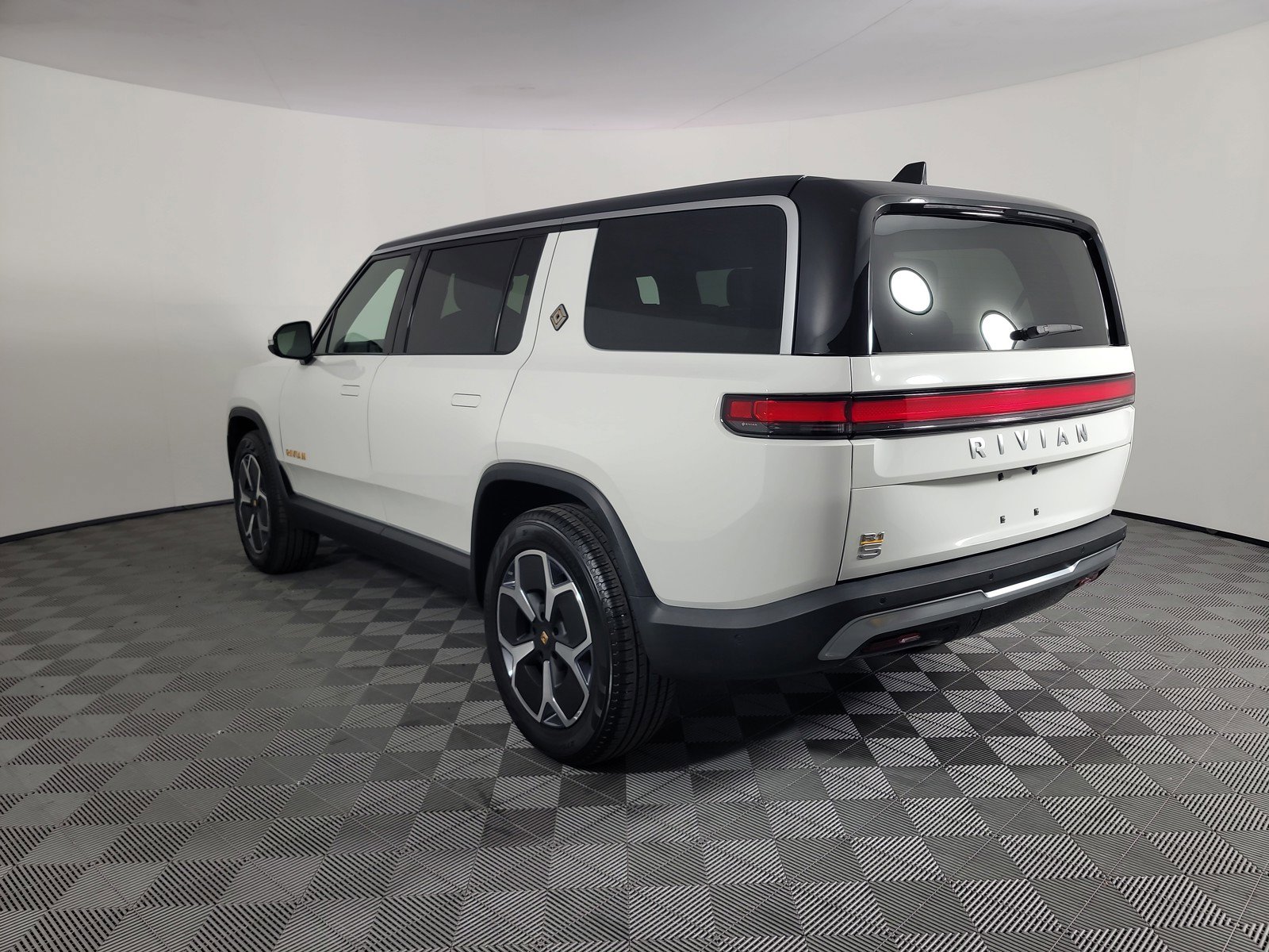 Used 2024 Rivian R1S Adventure AWD/4WD image 3