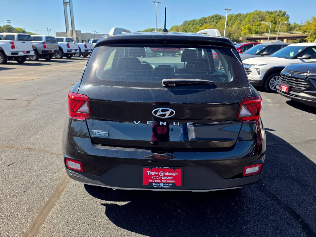 Used 2023 Hyundai Venue SEL FWD image 7