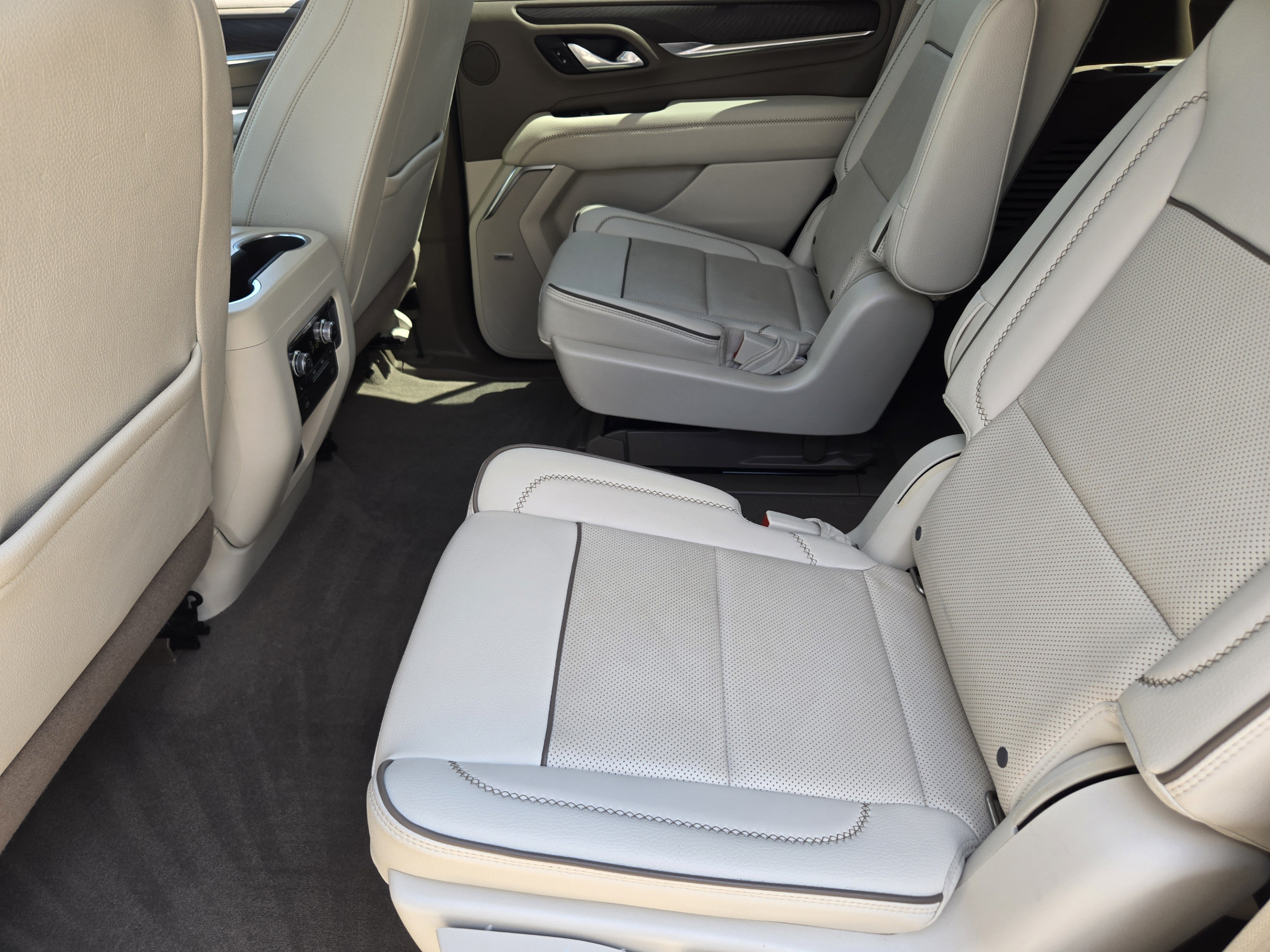 Used 2022 GMC Yukon Denali w/ Denali Premium Package AWD/4WD image 24