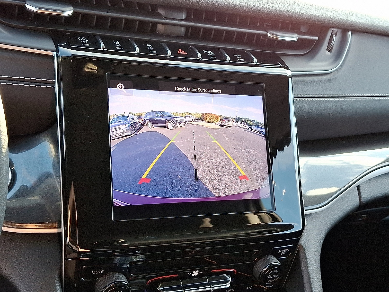 Used 2023 Jeep Grand Cherokee Laredo image 17