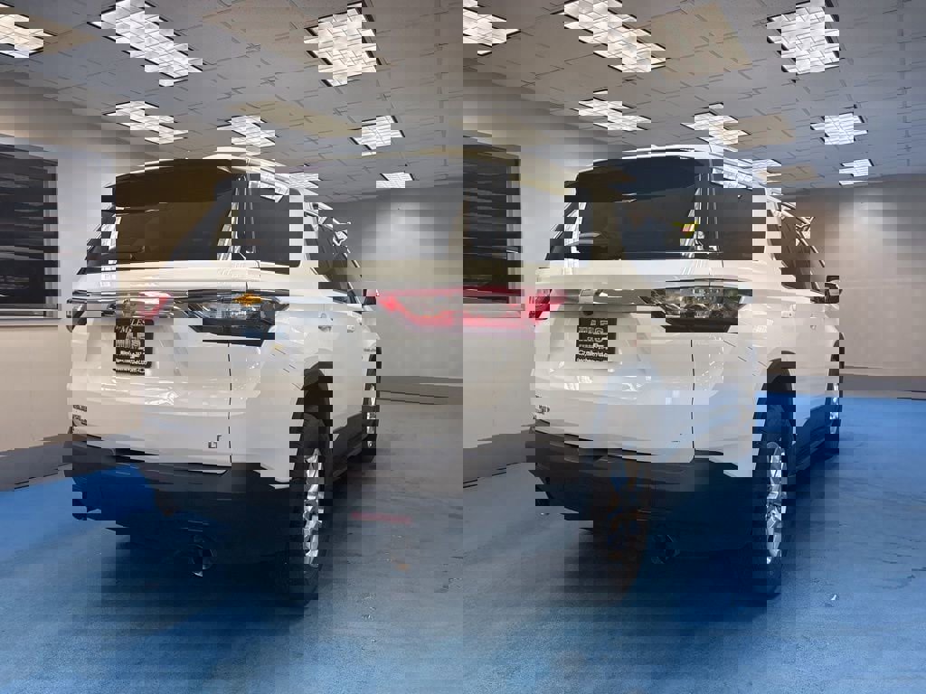 Used 2018 Chevrolet Traverse LT image 2