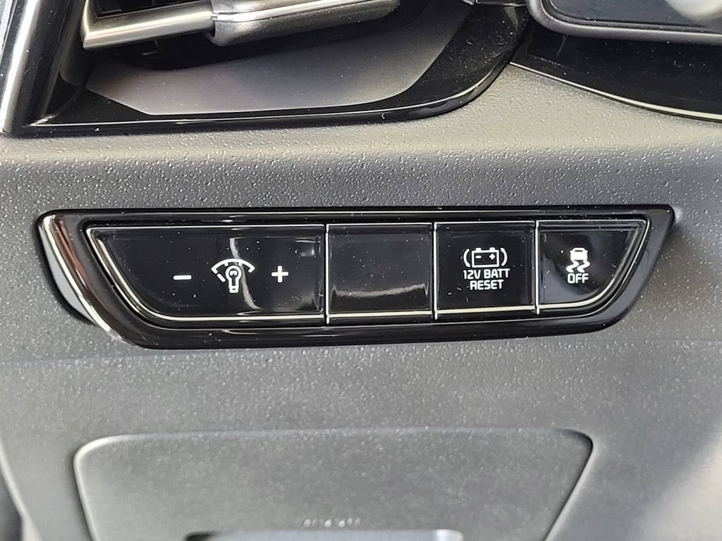 Used 2025 Kia Niro EX Touring FWD image 11