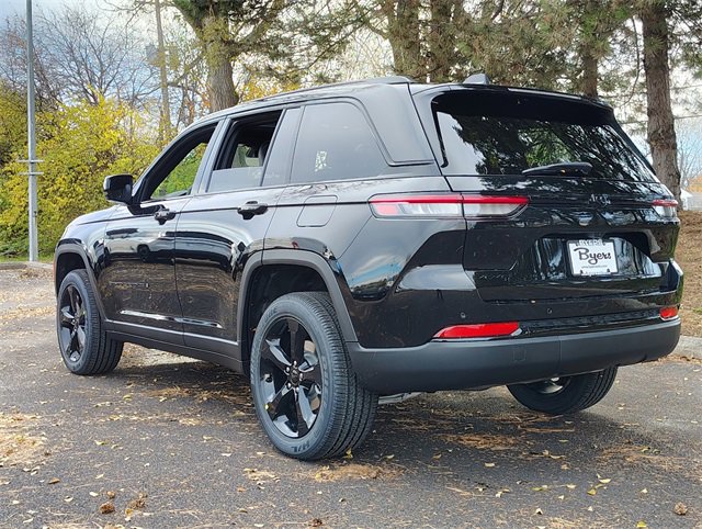 New 2025 Jeep Grand Cherokee Altitude image 9