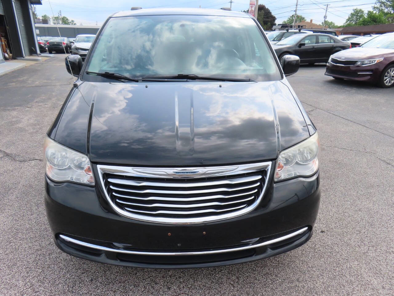Used 2014 Chrysler Town & Country Touring FWD image 32