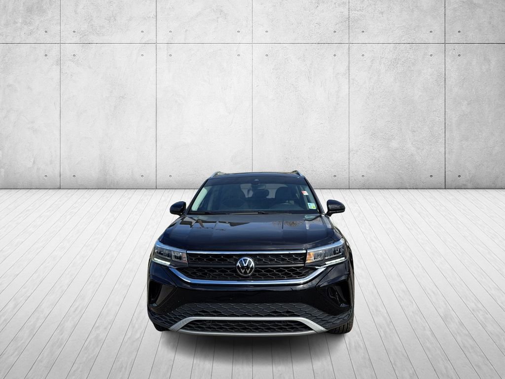 Used 2024 Volkswagen Taos SE image 2