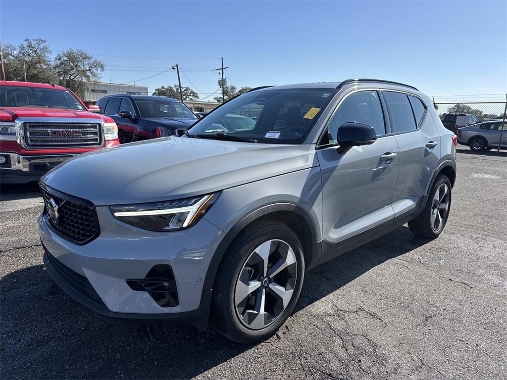 Used 2024 Volvo XC40 B5 Plus image 6