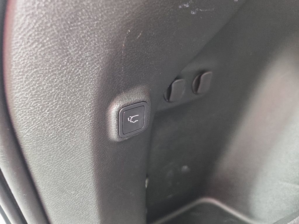 Used 2019 Jeep Cherokee Latitude Plus w/ Comfort/Convenience Group AWD/4WD image 33