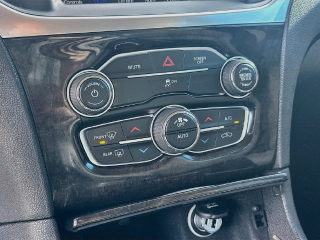 Used 2018 Chrysler 300 Limited RWD image 15