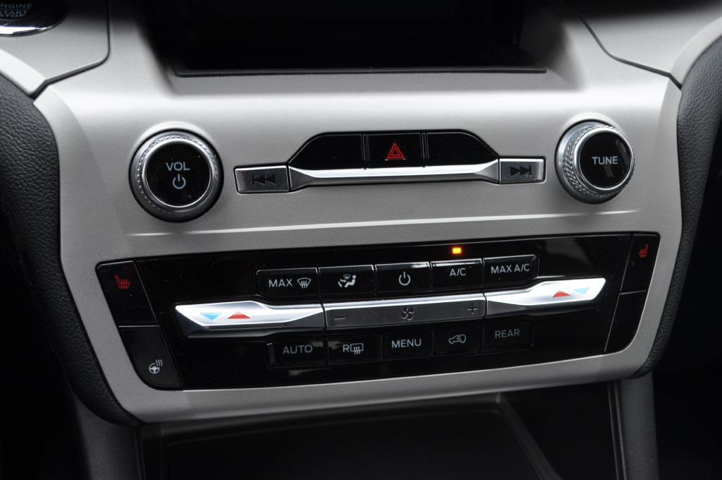 Used 2024 Ford Explorer XLT w/ Equipment Group 202A image 9