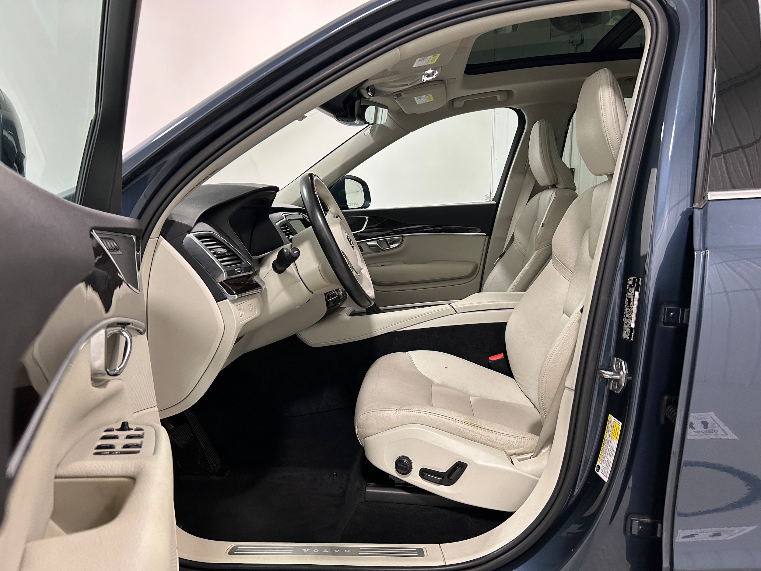Used 2019 Volvo XC90 T6 Momentum w/ Advanced Package AWD/4WD image 4