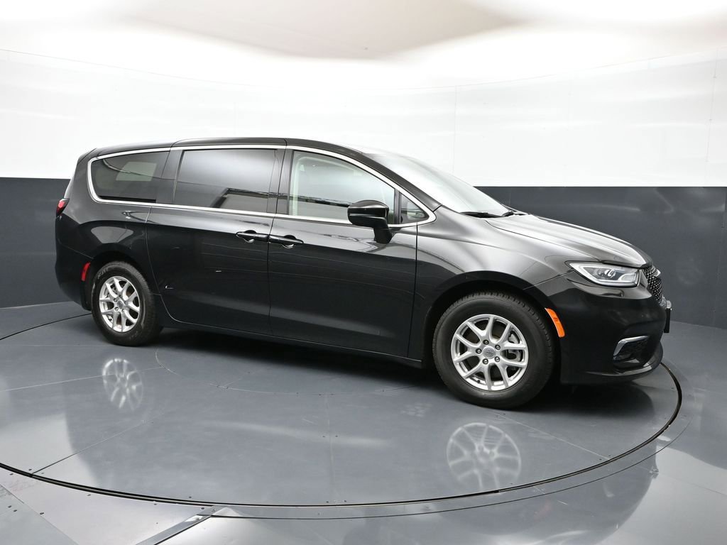 Used 2023 Chrysler Pacifica Touring-L FWD image 1